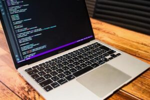 よく使われるプログラミング言語とは？Webやゲームなど用途に応じた言語と特徴を解説！