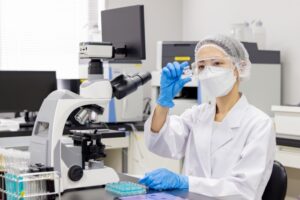 化学系学科の就職先とは？研究職、技術職に限らない選択肢。学部卒・院卒の違いも交えて解説！