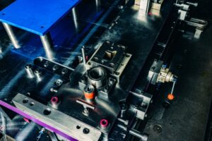 機械工学系の理系就活ガイド：設計・解析・生産の知識を活かす進路と広げる進路