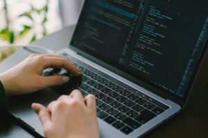 AI時代でもプログラミングは不要にならない？理系エンジニアに求められるスキルの変化